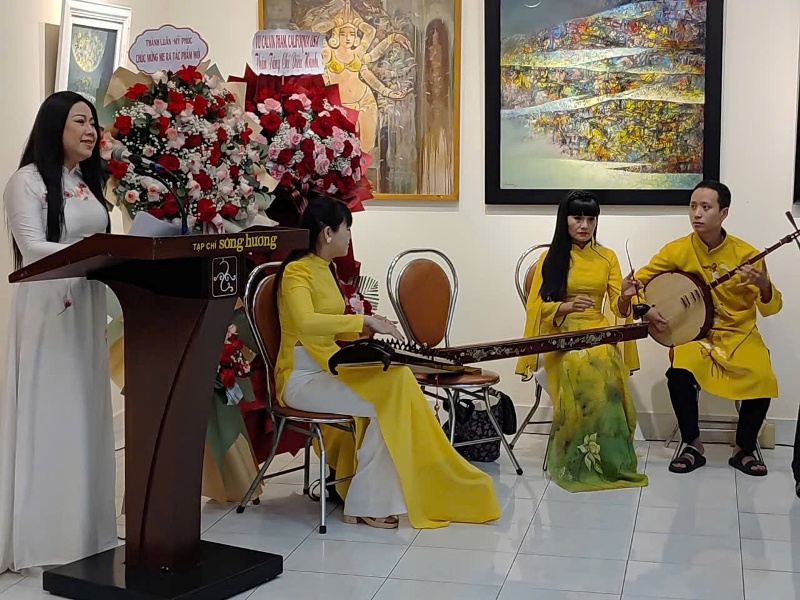 Các nghệ sĩ biểu diễn ngâm thơ trong buổi ra mắt Các nghệ sĩ biểu diễn ngâm thơ trong buổi ra mắt