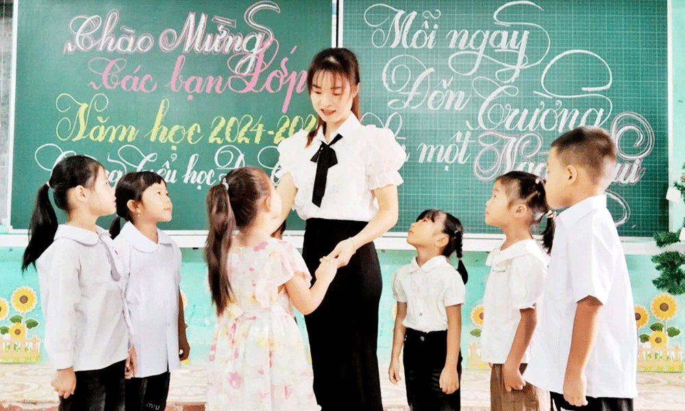 Học sinh làm quen với cô giáo tại Trường Tiểu học Đèo Gia số 2 (xã Đèo Gia).