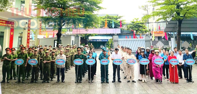 . UBND phường Liên Chiểu, phường vừa tổ chức phát động ra quân mở cao điểm bảo đảm trật tự an toàn giao thông, trật tự đô thị.