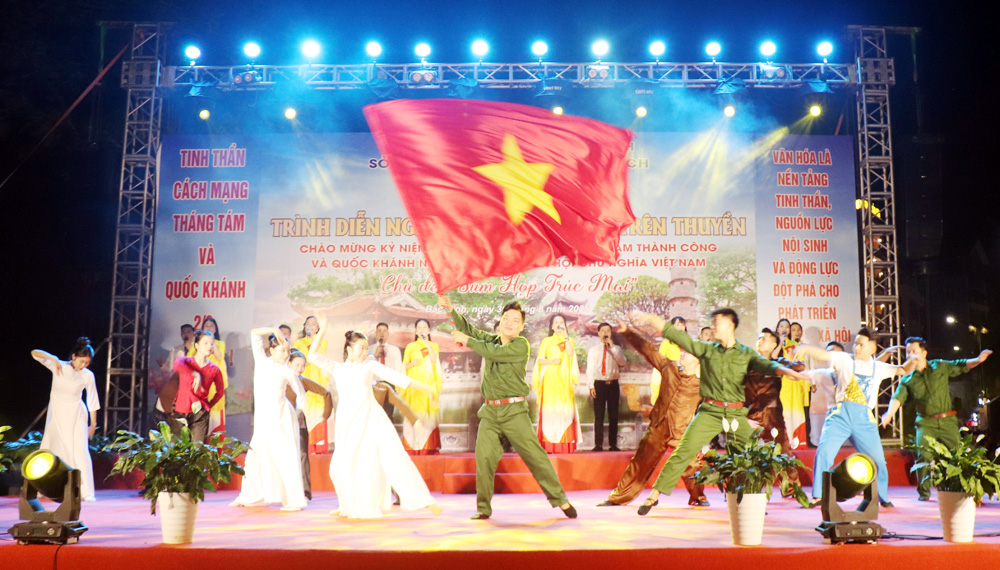 Tổ khúc hát múa “Mười chín Tháng Tám - Lá cờ Tháng Tám - Tuyên ngôn độc lập” mở đầu chương trình.