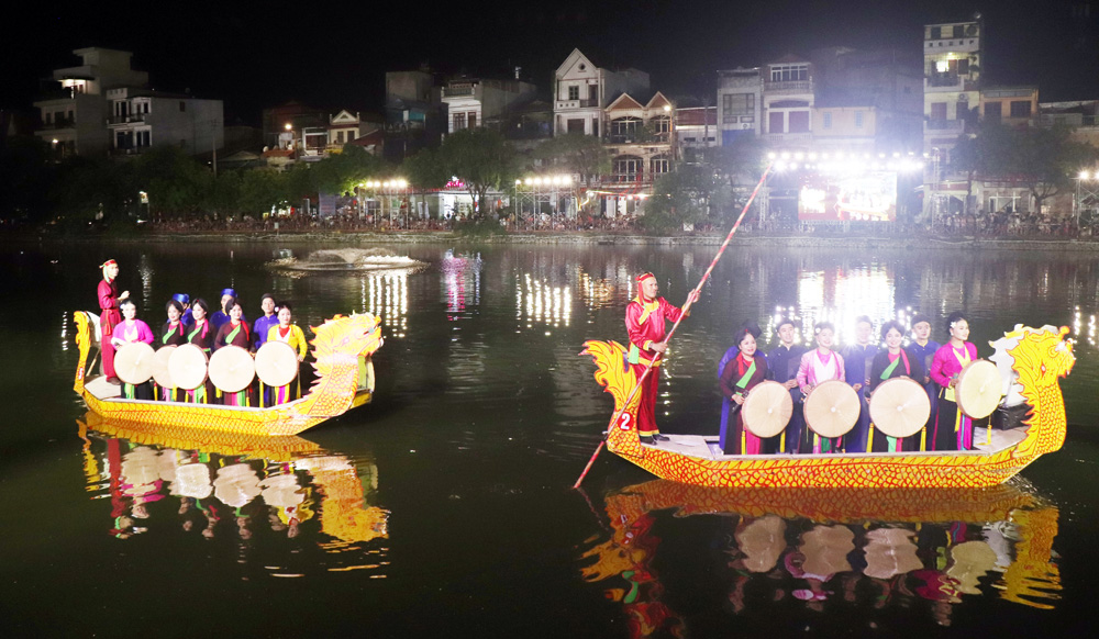 Các nghệ sĩ đã mang đến những màn biểu diễn đậm chất dân gian, chan chứa tình yêu quê hương, đất nước.