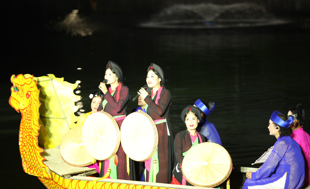 Các liền anh, liền chị trình diễn quan họ trên thuyền.