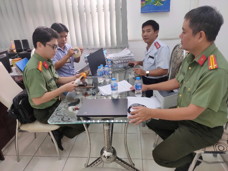 Cục Tần số vô tuyến điện phối hợp cơ quan Công an kiểm tra, xử lý vi phạm sử dụng micro không dây Cục Tần số vô tuyến điện phối hợp cơ quan Công an kiểm tra, xử lý vi phạm sử dụng micro không dây