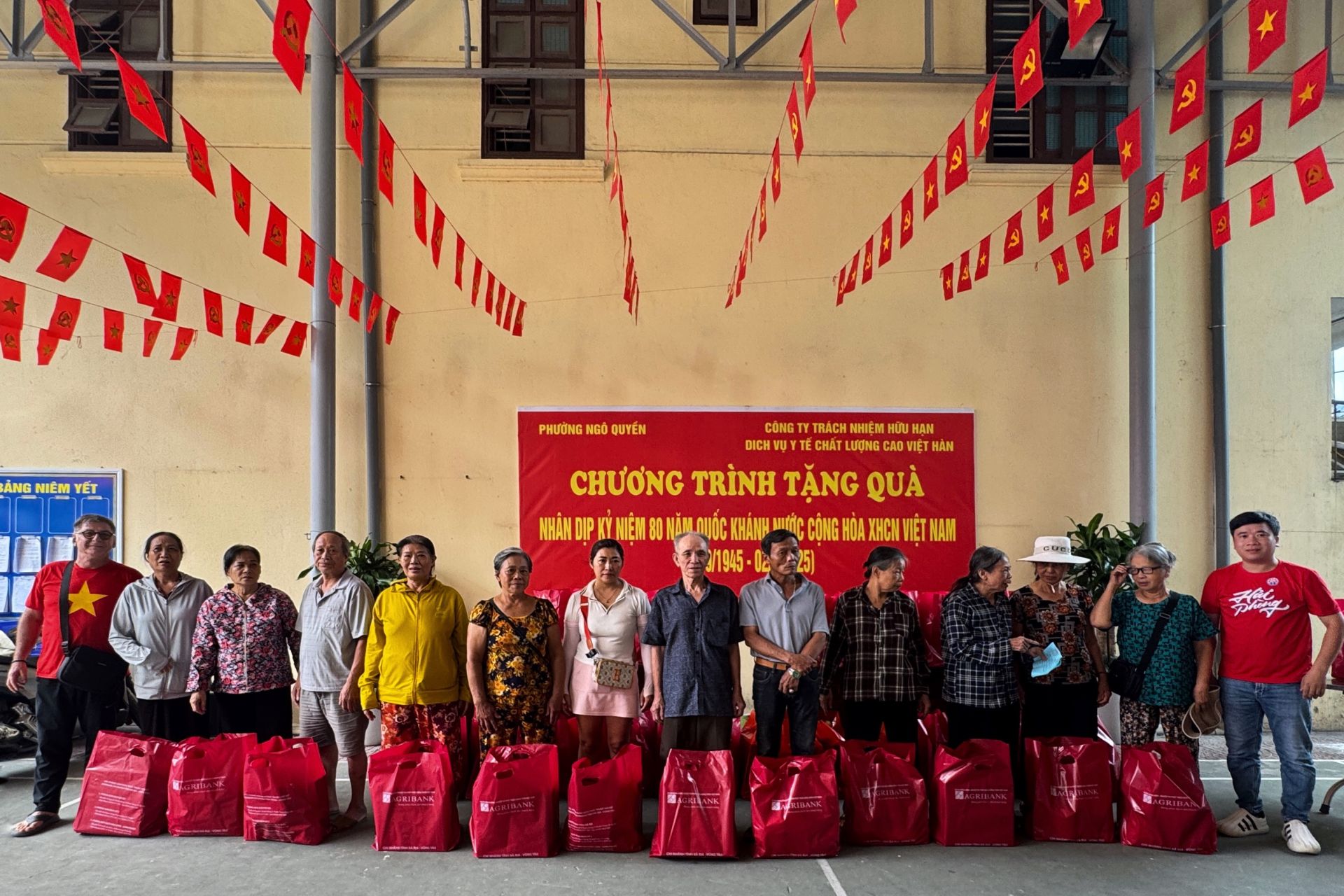 Phường Ngô Quyền tặng quà các hộ dân có hoàn cảnh khó khăn dịp Quốc khánh 2/9