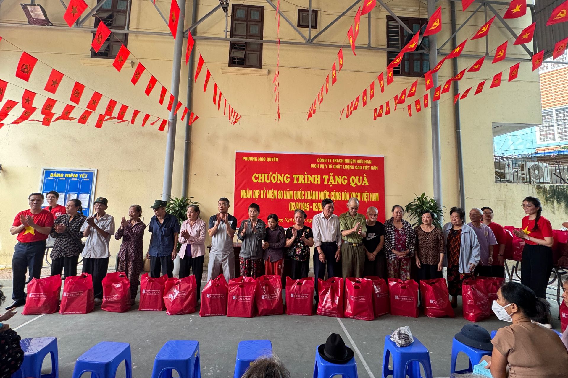 520 hộ dân có hoàn cảnh khó khăn trên địa bàn phường được nhận quà. 520 hộ dân có hoàn cảnh khó khăn trên địa bàn phường được nhận quà.