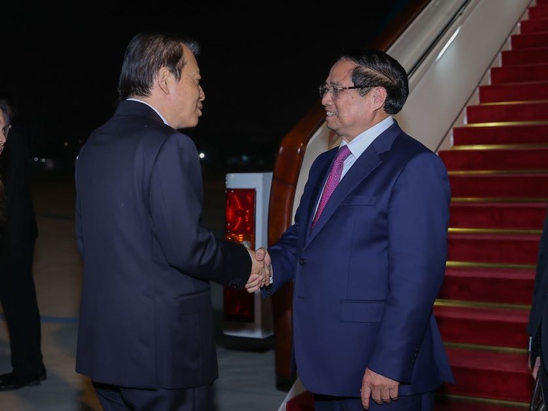 Đón Thủ tướng Phạm Minh Chính và Đoàn đại biểu Việt Nam tại sân bay có Bộ trưởng Bộ Giao thông vận tải Trung Quốc Lưu Vĩ; Chủ nhiệm Ủy ban Thường vụ Nhân đại thành phố Thiên Tân Dụ Vân Lâm; Đại sứ Việt Nam tại Trung Quốc Phạm Thanh Bình - Ảnh: VGP/Nhật Bắc Đón Thủ tướng Phạm Minh Chính và Đoàn đại biểu Việt Nam tại sân bay có Bộ trưởng Bộ Giao thông vận tải Trung Quốc Lưu Vĩ; Chủ nhiệm Ủy ban Thường vụ Nhân đại thành phố Thiên Tân Dụ Vân Lâm; Đại sứ Việt Nam tại Trung Quốc Phạm Thanh Bình - Ảnh: VGP/Nhật Bắc