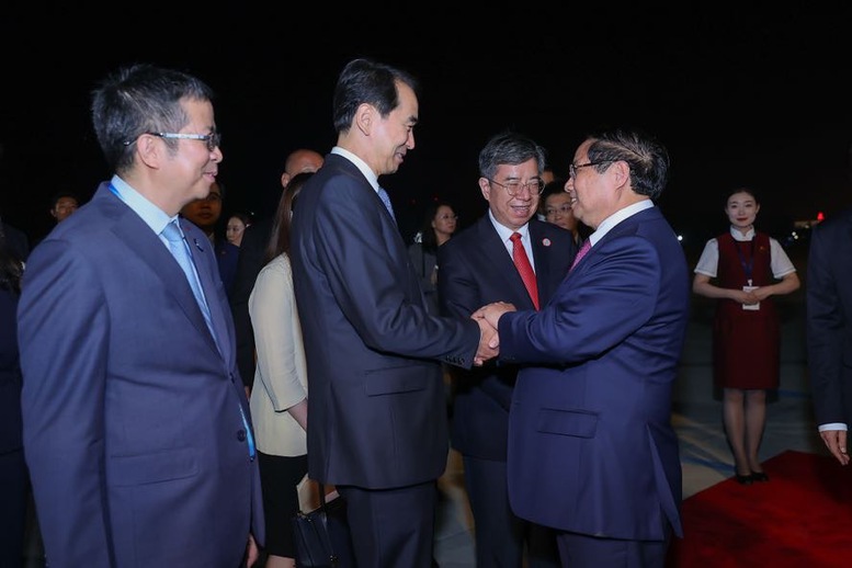 Đón Thủ tướng Phạm Minh Chính và Đoàn đại biểu Việt Nam tại sân bay có Bộ trưởng Bộ Giao thông vận tải Trung Quốc Lưu Vĩ; Chủ nhiệm Ủy ban Thường vụ Nhân đại thành phố Thiên Tân Dụ Vân Lâm; Đại sứ Việt Nam tại Trung Quốc Phạm Thanh Bình - Ảnh: VGP/Nhật Bắc Đón Thủ tướng Phạm Minh Chính và Đoàn đại biểu Việt Nam tại sân bay có Bộ trưởng Bộ Giao thông vận tải Trung Quốc Lưu Vĩ; Chủ nhiệm Ủy ban Thường vụ Nhân đại thành phố Thiên Tân Dụ Vân Lâm; Đại sứ Việt Nam tại Trung Quốc Phạm Thanh Bình - Ảnh: VGP/Nhật Bắc
