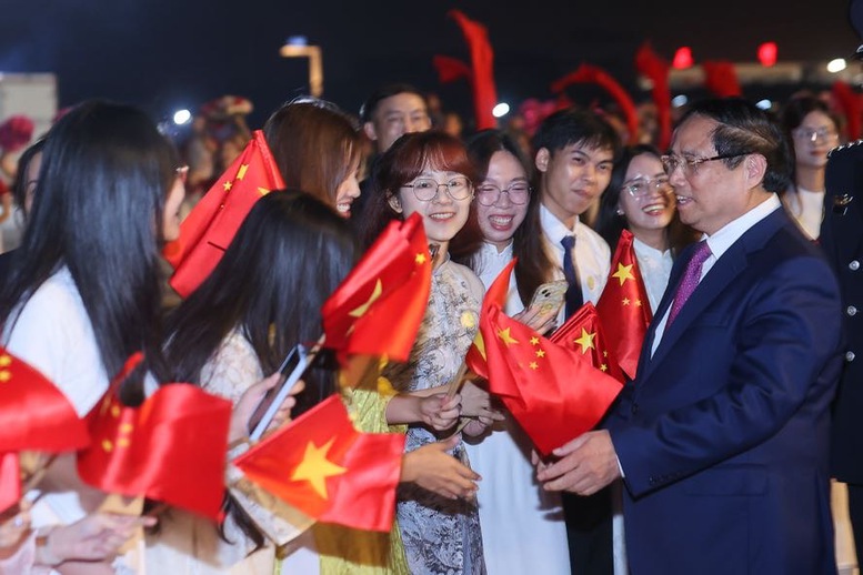 Cán bộ, nhân viên Đại sứ quán Việt Nam tại Trung Quốc và đại diện cộng đồng người Việt Nam tại Trung Quốc vui mừng chào đón Thủ tướng - Ảnh: VGP/Nhật Bắc Cán bộ, nhân viên Đại sứ quán Việt Nam tại Trung Quốc và đại diện cộng đồng người Việt Nam tại Trung Quốc vui mừng chào đón Thủ tướng - Ảnh: VGP/Nhật Bắc