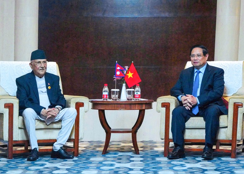 Thủ tướng Phạm Minh Chính đề nghị hai bên tăng cường trao đổi đoàn cấp cao và các cấp; khẳng định Việt Nam sẵn sàng hỗ trợ đào tạo cán bộ, công chức của Nepal; đồng thời đề nghị Nepal quan tâm, ủng hộ các tập đoàn kinh tế lớn của Việt Nam - Ảnh: VGP/Nhật Bắc