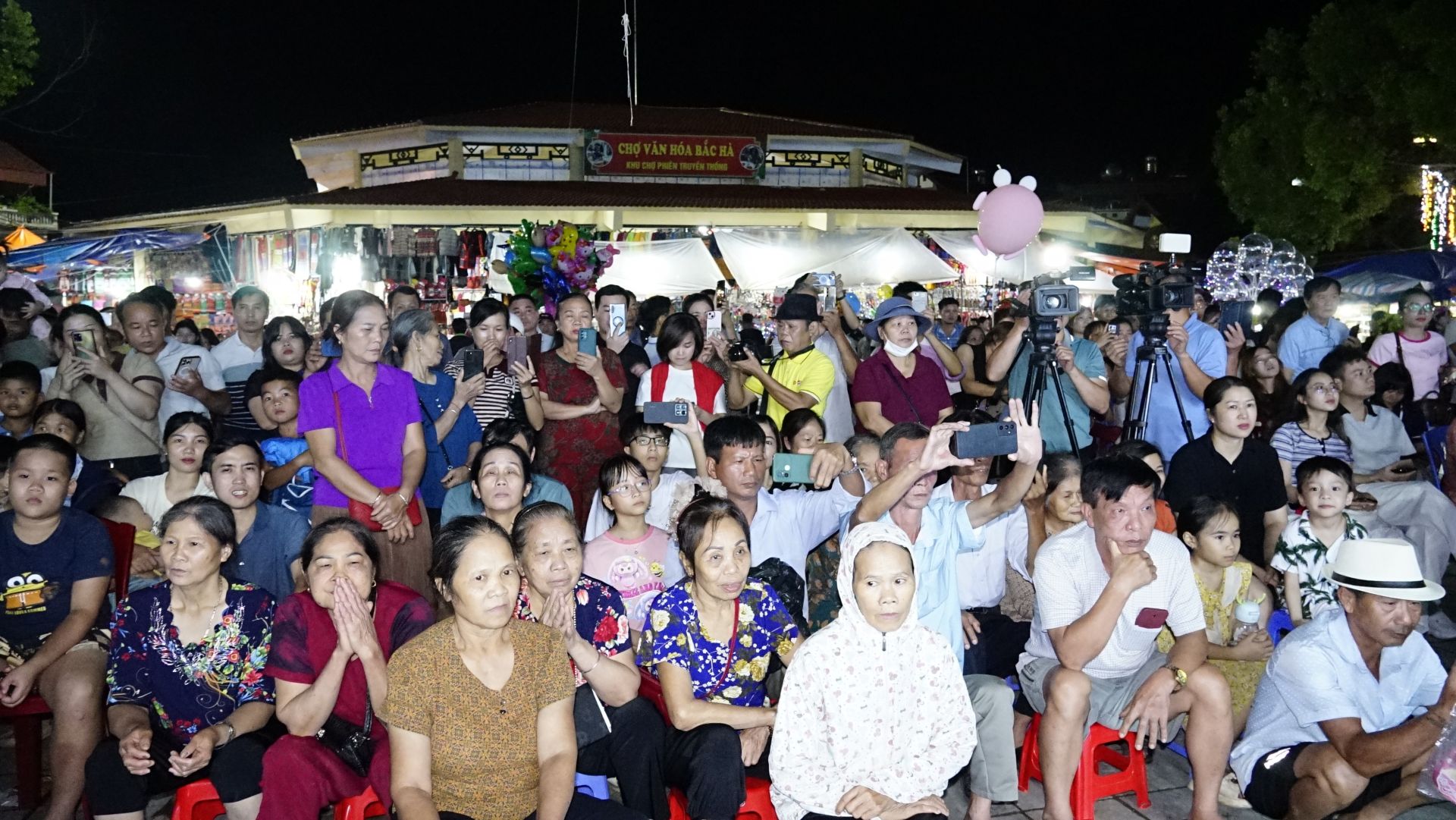 Các đại biểu, du khách và đông đảo Nhân dân tham dự Lễ khai mạc Festival “Nghiêng say mùa Thu” năm 2025.