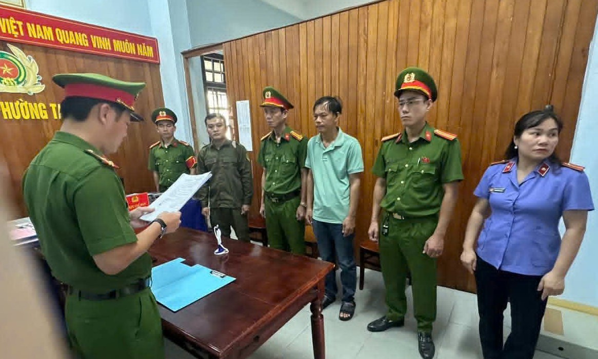 Cơ quan Cảnh sát điều tra Công an TP Đà Nẵng tống đạt các quyết định đối với Phan Hoàng Phúc