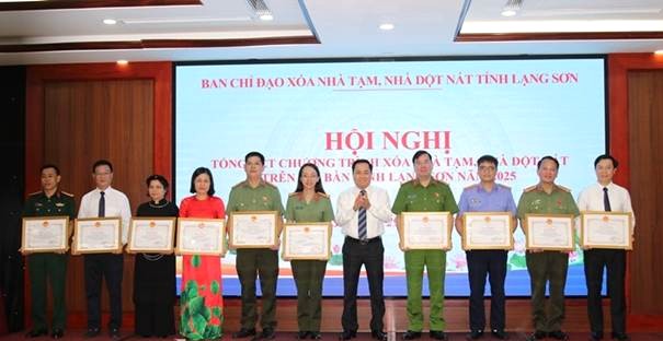 Chủ tịch UBND tỉnh Lạng Sơn Hồ Tiến Thiệu tặng Bằng khen cho các tập thể có thành tích xuất sắc trong Phong trào thi đua “Cả nước chung tay xóa nhà tạm, nhà dột nát năm 2025” trên địa bàn