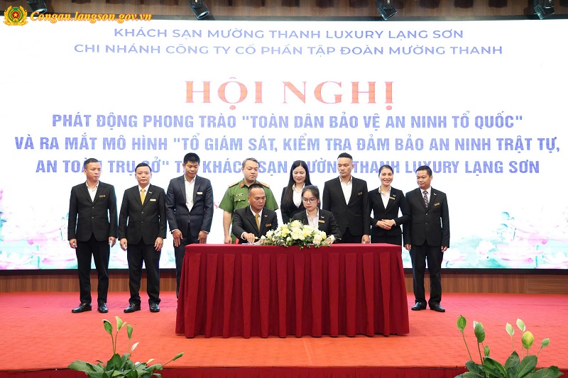 Các thành viên ký kết thực hiện mô hình “Tổ giám sát, kiểm tra đảm bảo an ninh trật tự, an toàn trụ sở” Các thành viên ký kết thực hiện mô hình “Tổ giám sát, kiểm tra đảm bảo an ninh trật tự, an toàn trụ sở”