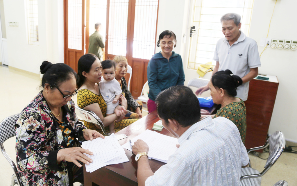 Việc rà soát danh sách nhận quà được cán bộ khu phố thực hiện đảm bảo chặt chẽ.