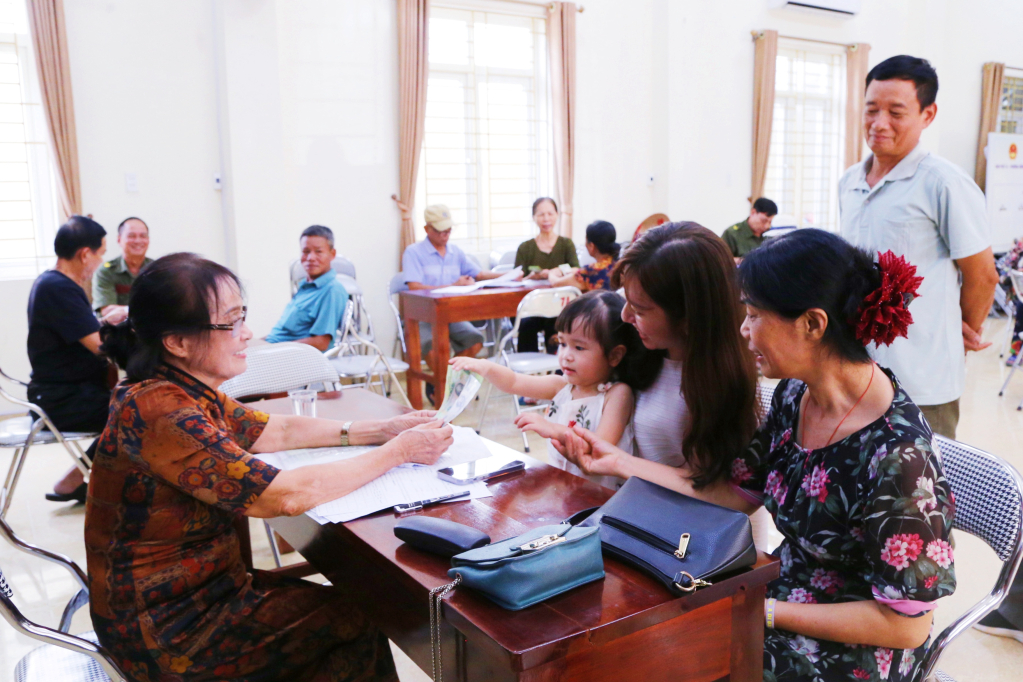 Người dân khu 7A, phường Hạ Long phấn khởi tới Văn hóa khu để nhận quà Tết Độc lập.