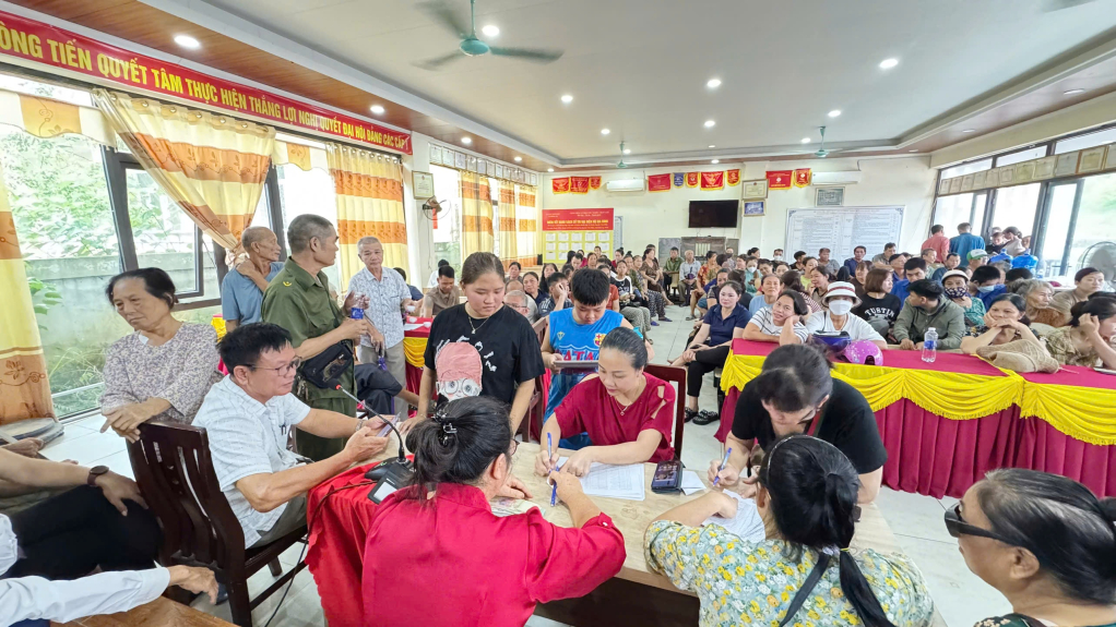 Công dân đặc khu Vân Đồn nhận quà dịp 2/9.