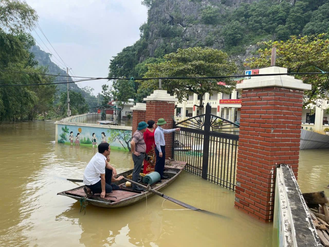 Đồng chí Ngô Quang Tuệ, phó Giám đốc Sở, trưởng Đoàn công tác của Sở kiểm tra, nắm bắt tình hình tại Trường Tiểu học Gia Thịnh B, xã Gia Viễn