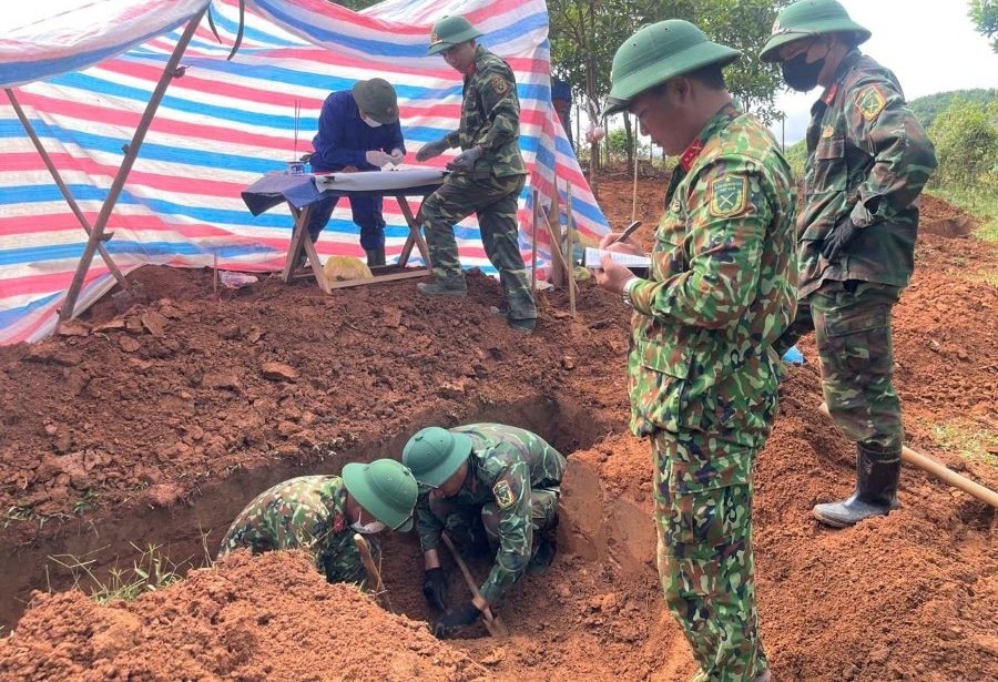 Đội Quy tập hài cốt liệt sĩ Đoàn Kinh tế - Quốc phòng 337, thực hiện cất bốc hài cốt liệt sĩ tại xã Khe Sanh.