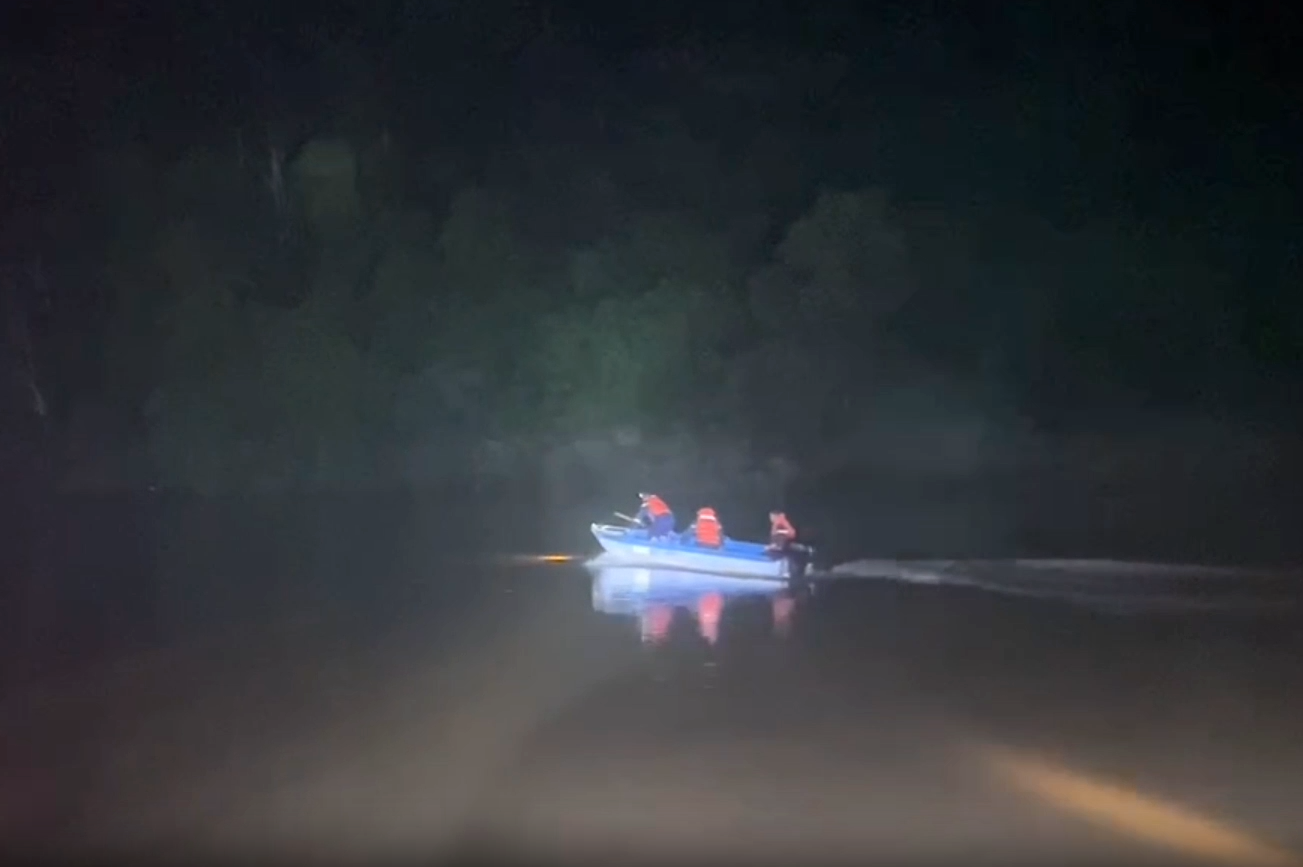 Lực lượng Công an dùng ca nô tiếp cận để giải cứu những người dân mắc kẹt. Lực lượng Công an dùng ca nô tiếp cận để giải cứu những người dân mắc kẹt.