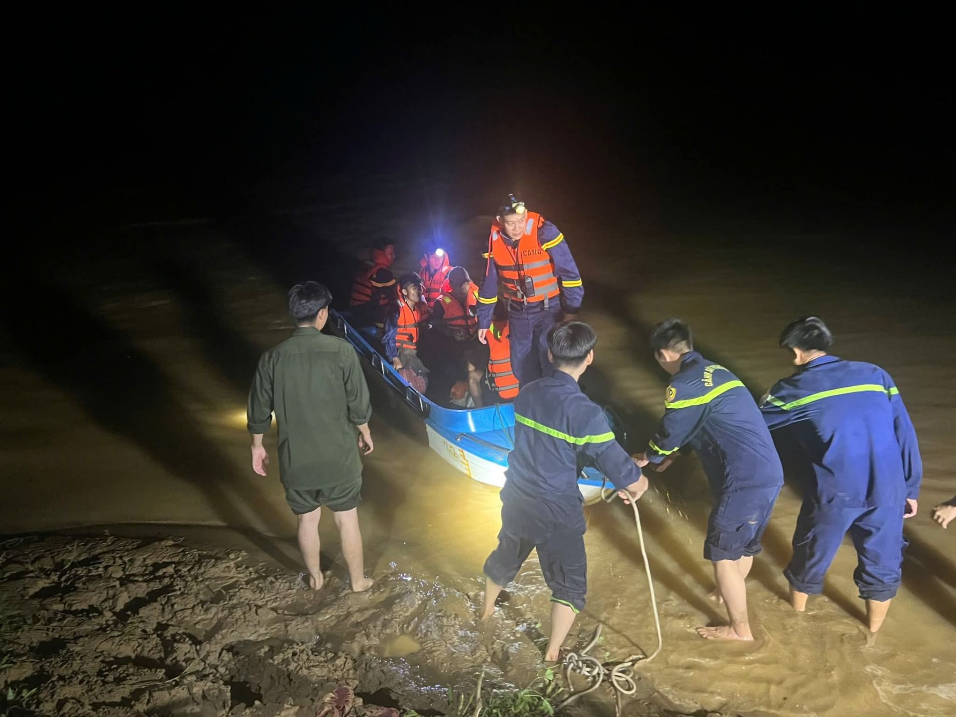 Công an Quảng Trị kịp thời cứu thêm 6 người dân bị mắc kẹt do mưa lũ trong đêm