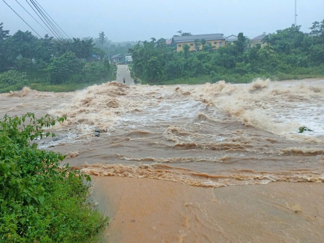 Quảng Trị: Nhiều tuyến đường bị chia cắt do sạt lở và ngập lụt sau bão số 6