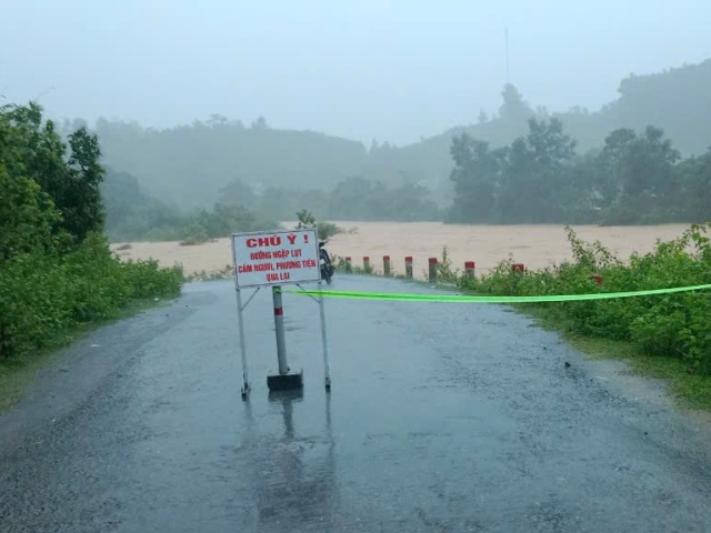 Cầu tràn Ly Tôn (km28), thôn Ly Tôn xã Đakrông bị nước lũ dâng cao, lực lượng chức năng đã cắm biển cảnh báo, cấm người qua lại.