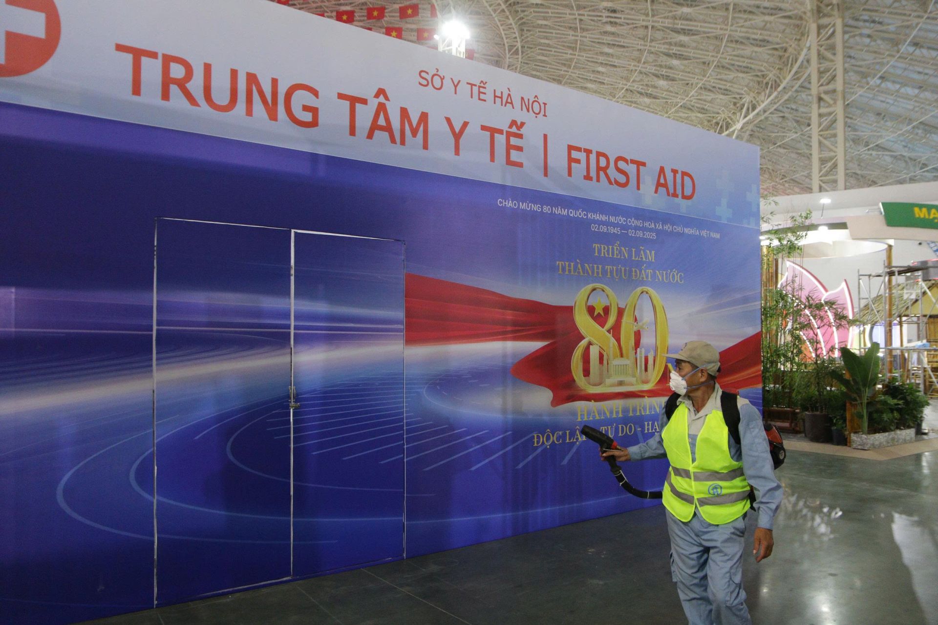 Lực lượng chức năng phun hóa chất diệt côn trùng tại khu vực 10 điểm diễn ra các hoạt động Lễ kỷ niệm Quốc khánh 2/9. Ảnh: Duy Tiến Lực lượng chức năng phun hóa chất diệt côn trùng tại khu vực 10 điểm diễn ra các hoạt động Lễ kỷ niệm Quốc khánh 2/9. Ảnh: Duy Tiến