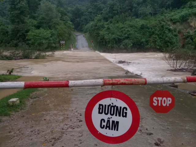 Một số tuyến đường vẫn đang bị chia cắt: đoạn 541B từ Tam Thái vào Tam Hợp, các cầu tràn đều ngập sâu, không thể qua lại.
