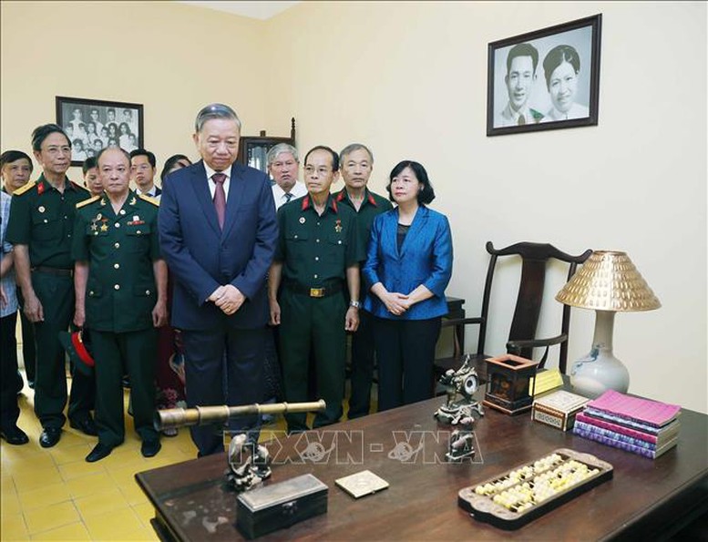 Tổng Bí thư và các đại biểu xem trưng bày tại Di tích Nhà số 48 Hàng Ngang - Ảnh: TTXVN