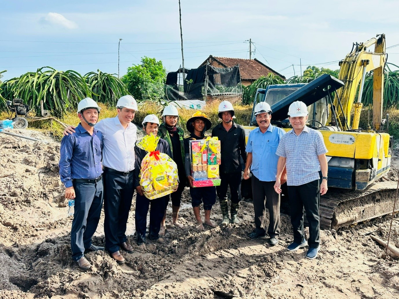 Tổng giám đốc Nguyễn Phước Đức (ngoài cùng bên phải) thăm và tặng quà đơn vị thi công tại công trường Hàm Tân – Tân Thành tỉnh Lâm Đồng