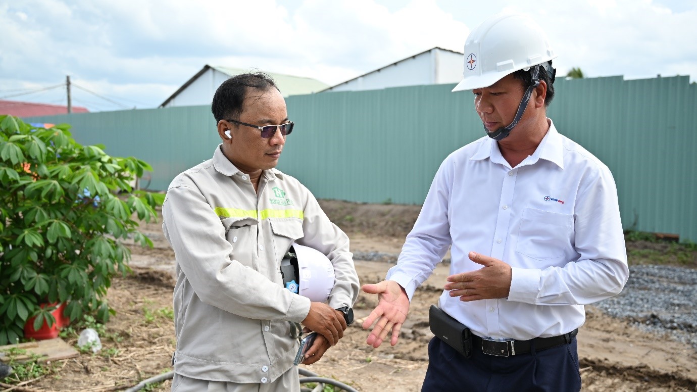 Thành viên HĐTV EVNSPC Lê Hoàng Oanh chia sẻ tại công trường với nhà thầu thi công tại tỉnh Tây Ninh (Ảnh: ĐVCC)