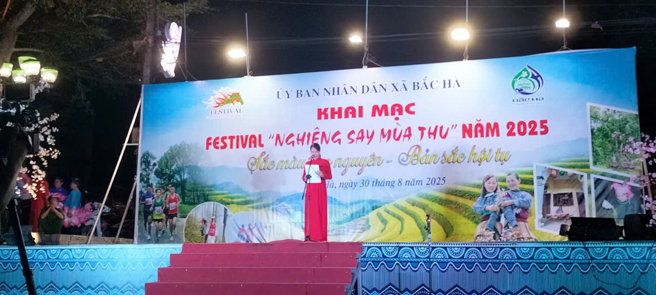 Bà Phạm Thị Non, Phó Chủ tịch UBND xã Bắc Hà phát biểu tại lễ khai mạc.