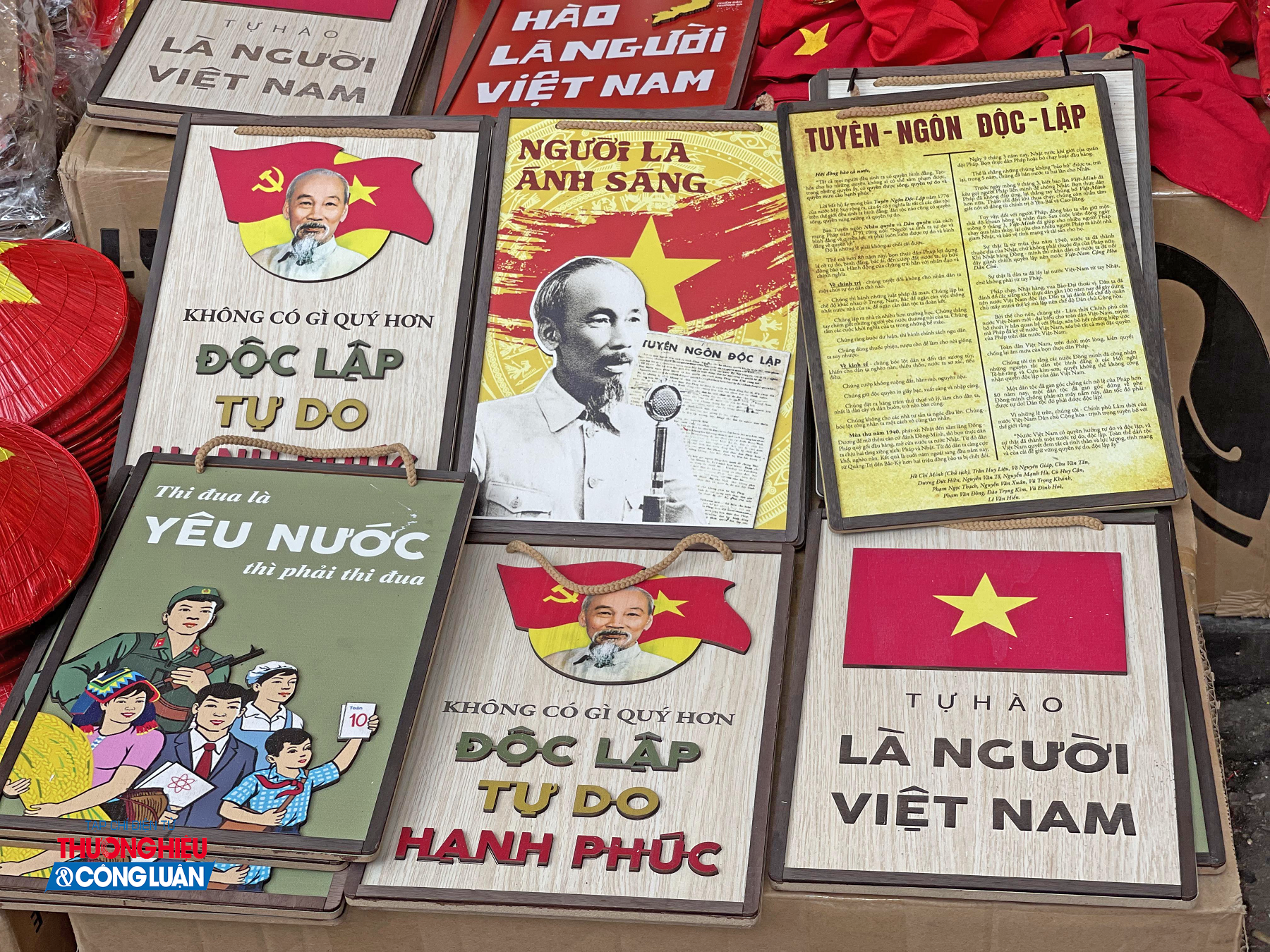 Các sản phẩm được bày bán trên các tuyến phố này, xen kẽ sắc đỏ của lá cờ sao vàng, tạo nên không khí sôi động chào mừng Quốc khánh 2/9.