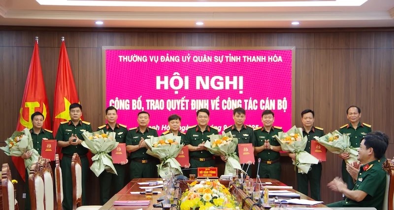 Bộ CHQS tỉnh Thanh Hóa trao quyết định thăng quân hàm cho 6 đồng chí