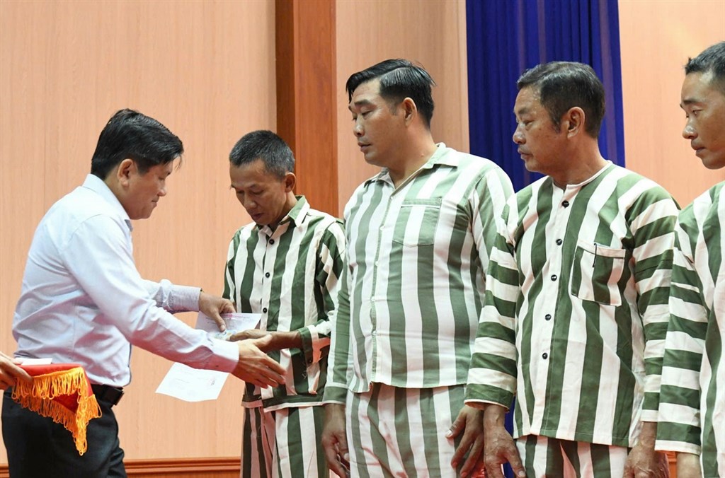 Ông Lê Văn Sử - Phó Chủ tịch UBND tỉnh trao quyết định đặc xá cho các phạm nhân.