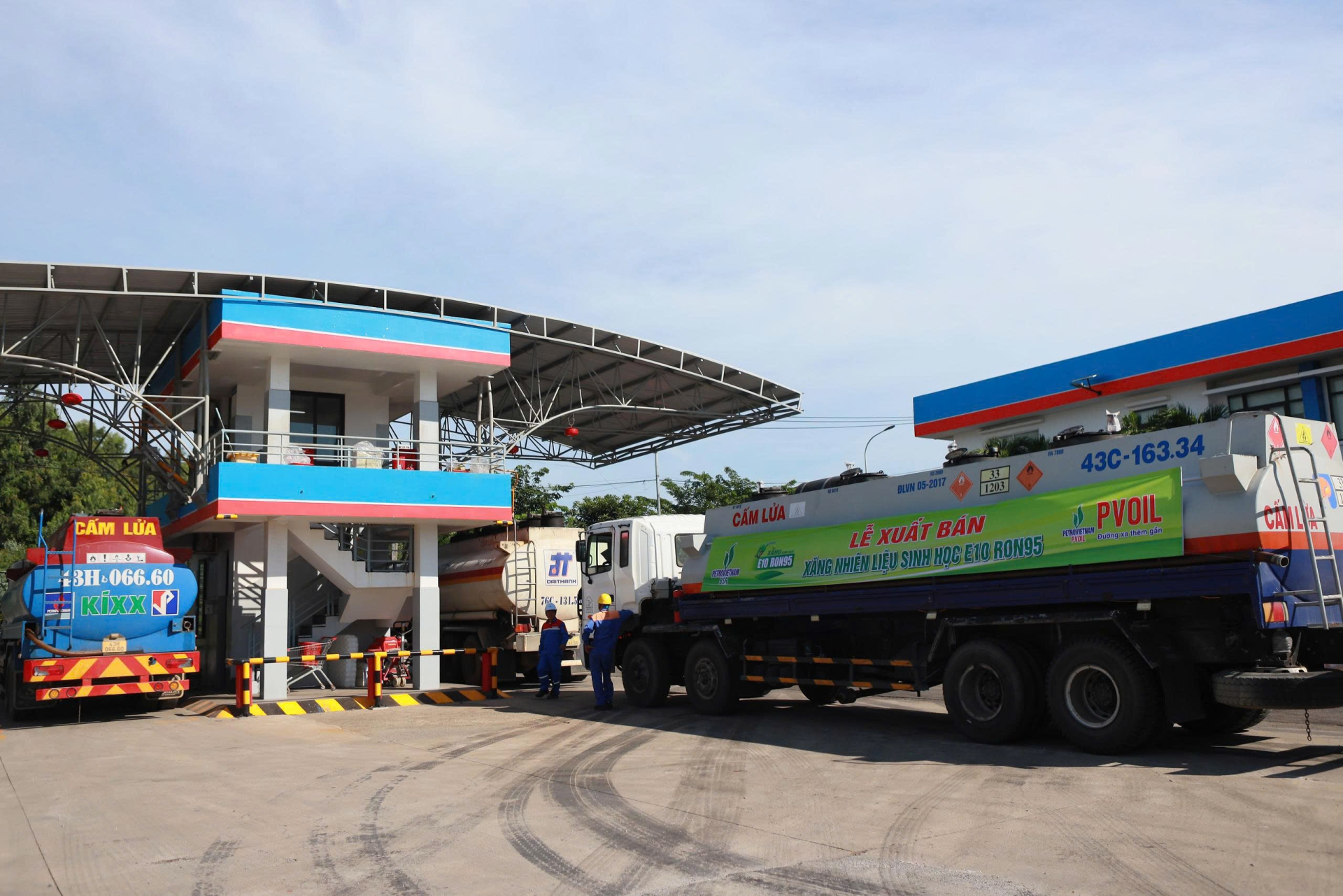 Xe bồn thực hiện tiếp nhận xăng sinh học E10 RON95 của NMLD Dung Quất sẵn sàng phân phối tại thị trường Quảng Ngãi và các tỉnh lân cận