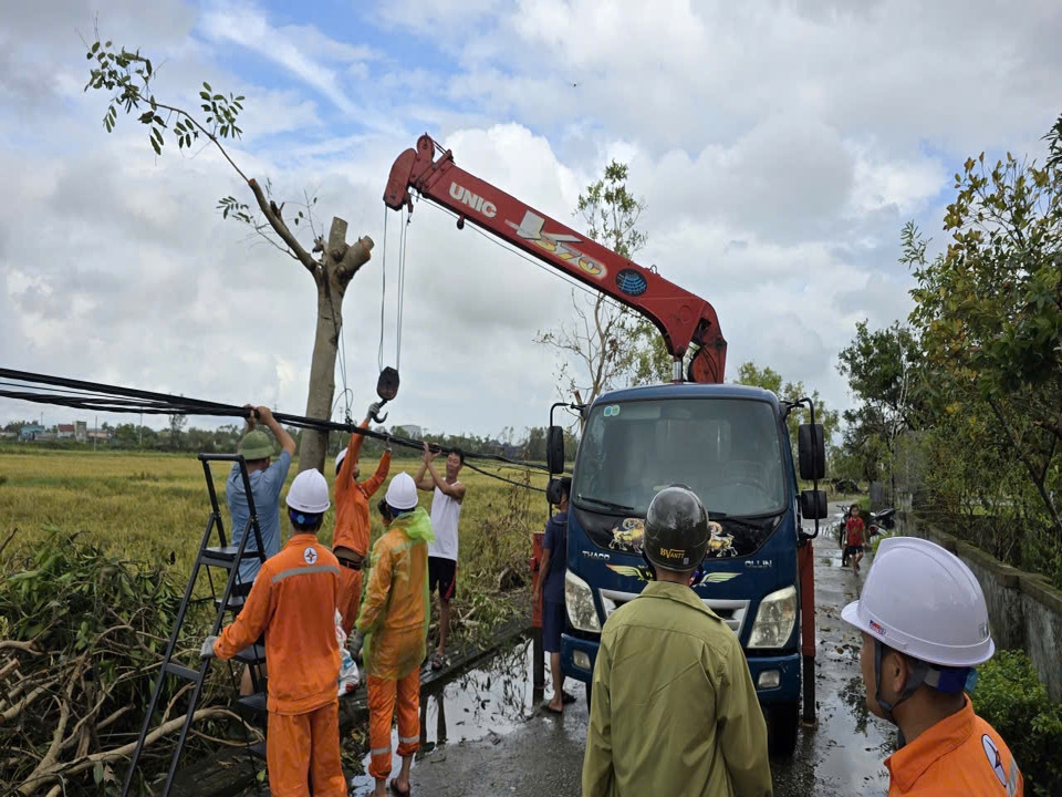 Đội QLĐLKV Thạch Hà phối hợp người dân kéo dây cấp điện trở lại ngay sau khi bão qua