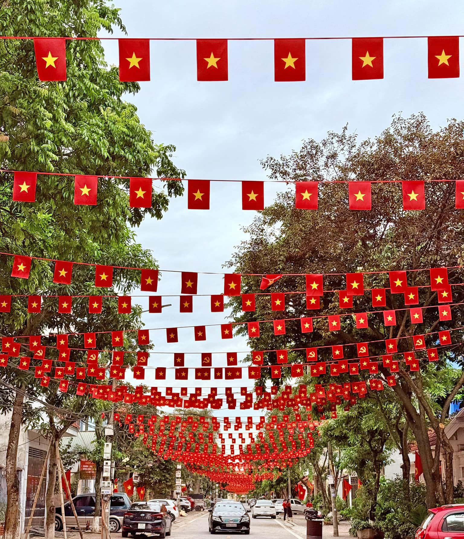 Đường Phạm Hồng Thái, Phố Hiến, Hưng Yên rợp đỏ sao vàng, rực rỡ không khí 80 năm Cách mạng tháng Tám và Quốc khánh 2/9. (Ảnh: Hưng Yên)