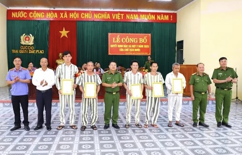 Đại diện lãnh đạo trại giam, TAND tỉnh, VKSND tỉnh trao quyết định đặc xá cho các phạm nhân