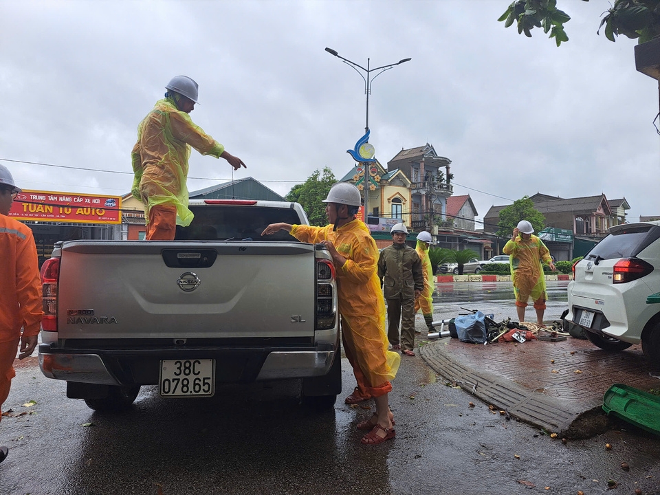 Lực lượng xung kích của các đơn vị trực thuộc Công ty được tăng cường để hỗ trợ những địa bàn chịu ảnh hưởng nặng nề bởi bão số 5