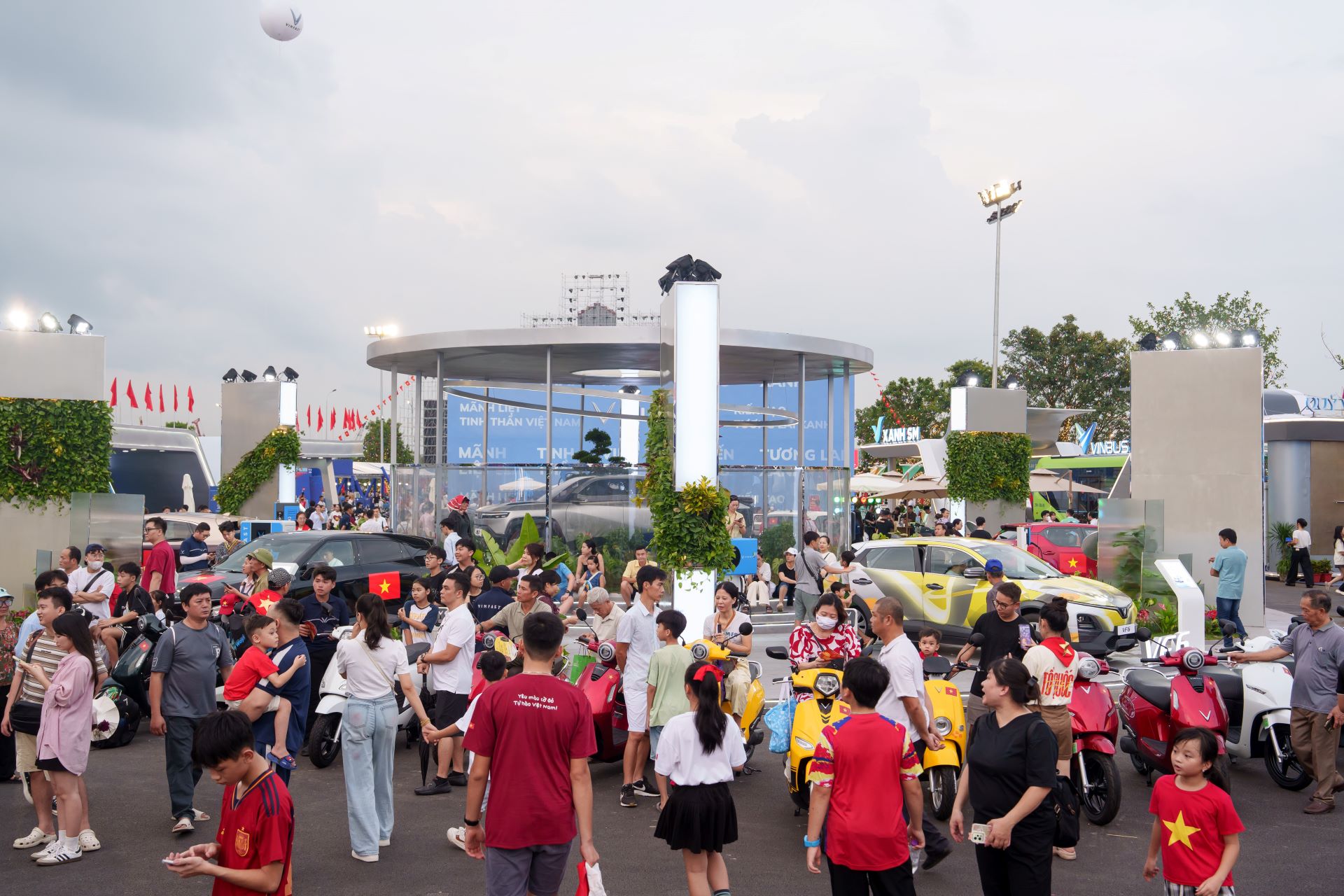 Tại triển lãm 80 năm thành tựu đất nước, người dân có thể trải nghiệm trọn vẹn hệ sinh thái xanh của Vingroup. Tại triển lãm 80 năm thành tựu đất nước, người dân có thể trải nghiệm trọn vẹn hệ sinh thái xanh của Vingroup.