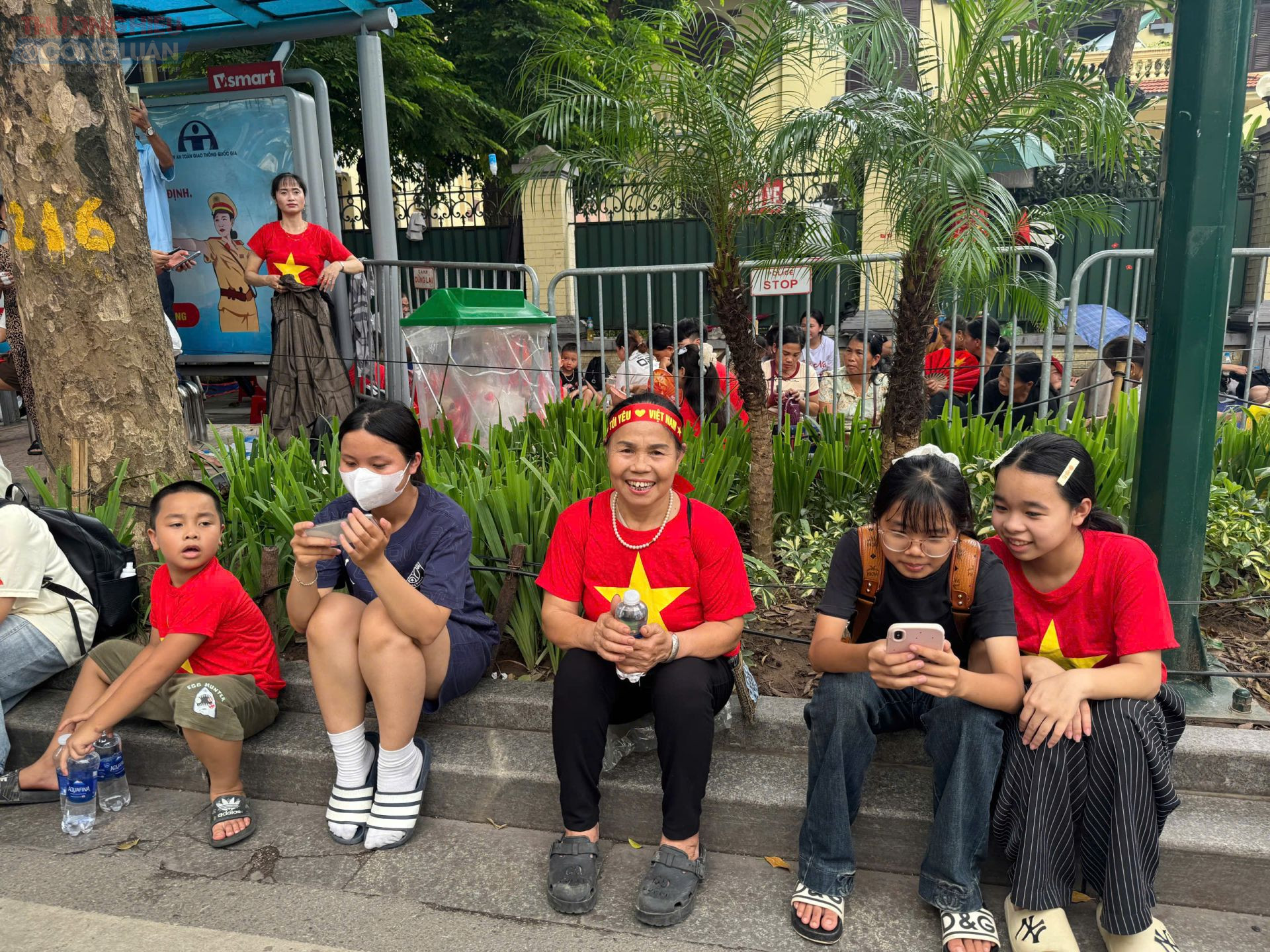 Bà Nguyễn Thị Mẽ (Phú Xuyên, Hà Nội) cùng 7 người cháu háo hức chờ xem diễu binh, diễu hành