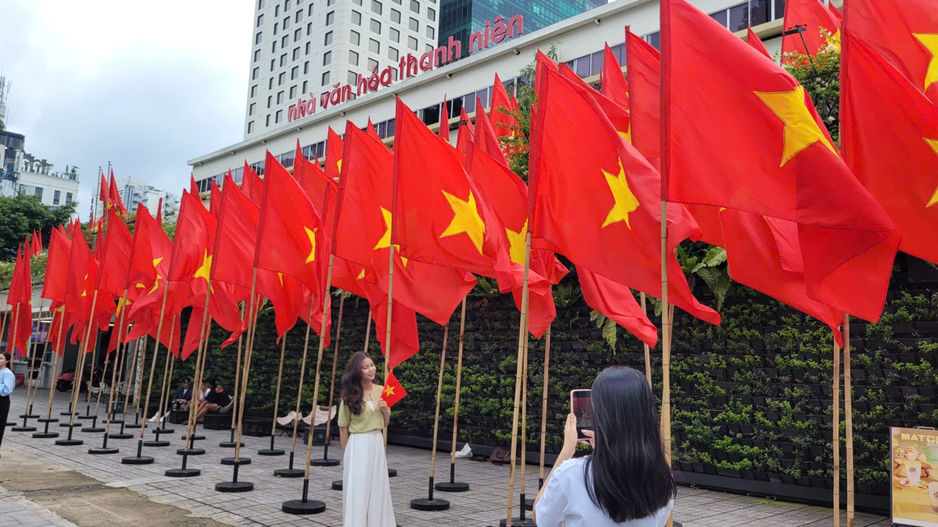 Nhà Văn hóa Thanh Niên thu hút đông đảo người dân chụp ảnh cùng dàn cờ đỏ sao vàng