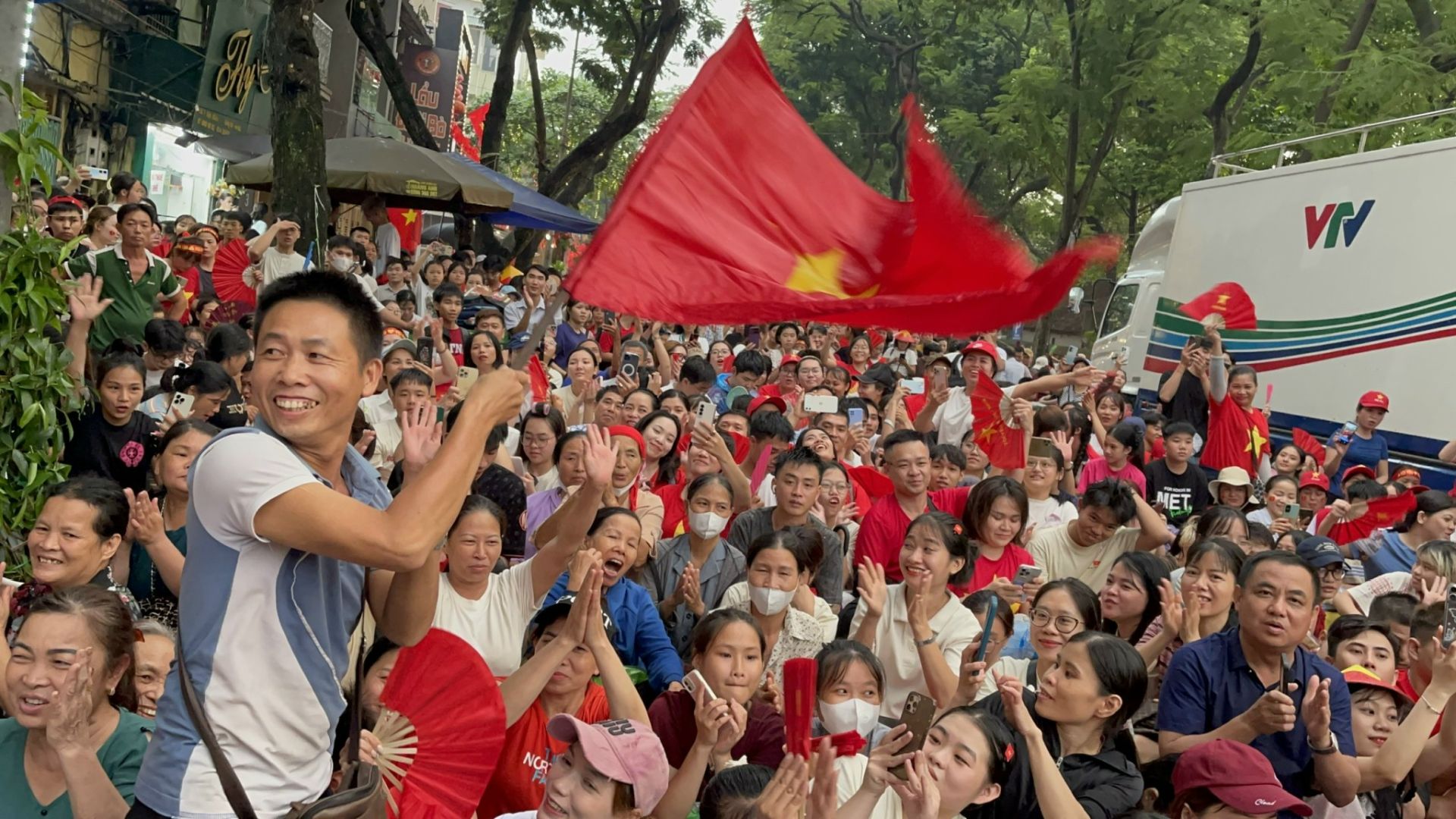 Không khí chờ diễu binh, diễu hành tại khu vực Văn Miếu - Quốc Tử Giám, cạnh Quảng trường Ba Đình