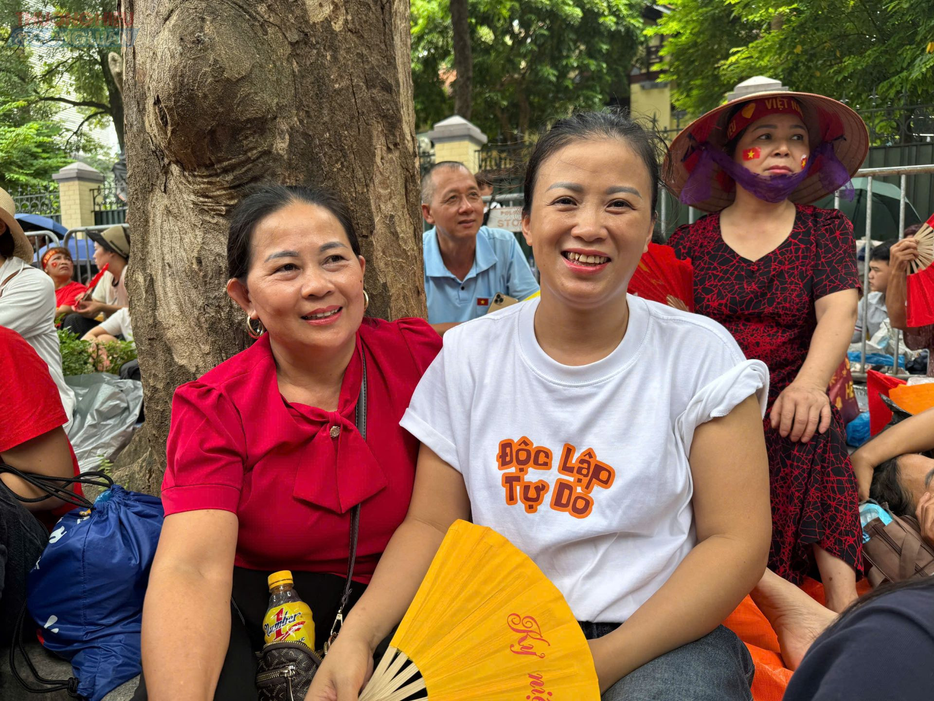 chị Oanh (Thanh Hóa) cùng 3 con có mặt tại Hà Nội từ trưa 31/8. Chị cho biết: “Cả đời chỉ có một lần, nên tôi sắp xếp công việc để đưa các con ra Hà Nội. Vì tình yêu Tổ quốc, chúng tôi thấy niềm vui, sự phấn khởi nhiều hơn là vất vả.”