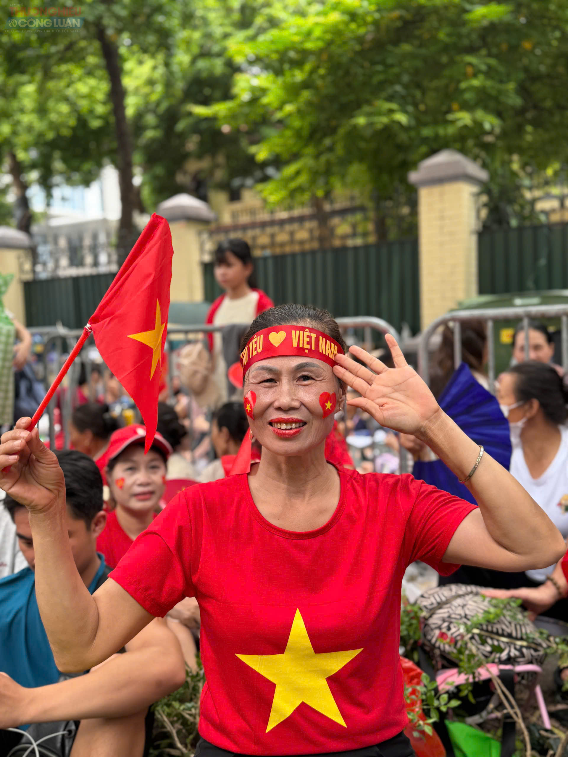 Bà Vũ Thị Thắm cùng đoàn gồm 8 thành viên xuất phát tại Hưng Yên từ 5h sáng, chuẩn bị cờ, băng rôn, đồ ăn để chờ đón Quốc khánh 2/9