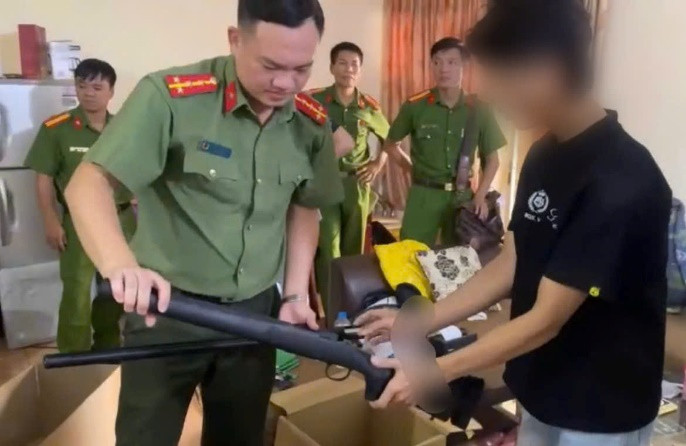 Đối tượng P.V.C. cùng tang vật thu giữ. Ảnh: A.T. Đối tượng P.V.C. cùng tang vật thu giữ. Ảnh: A.T.