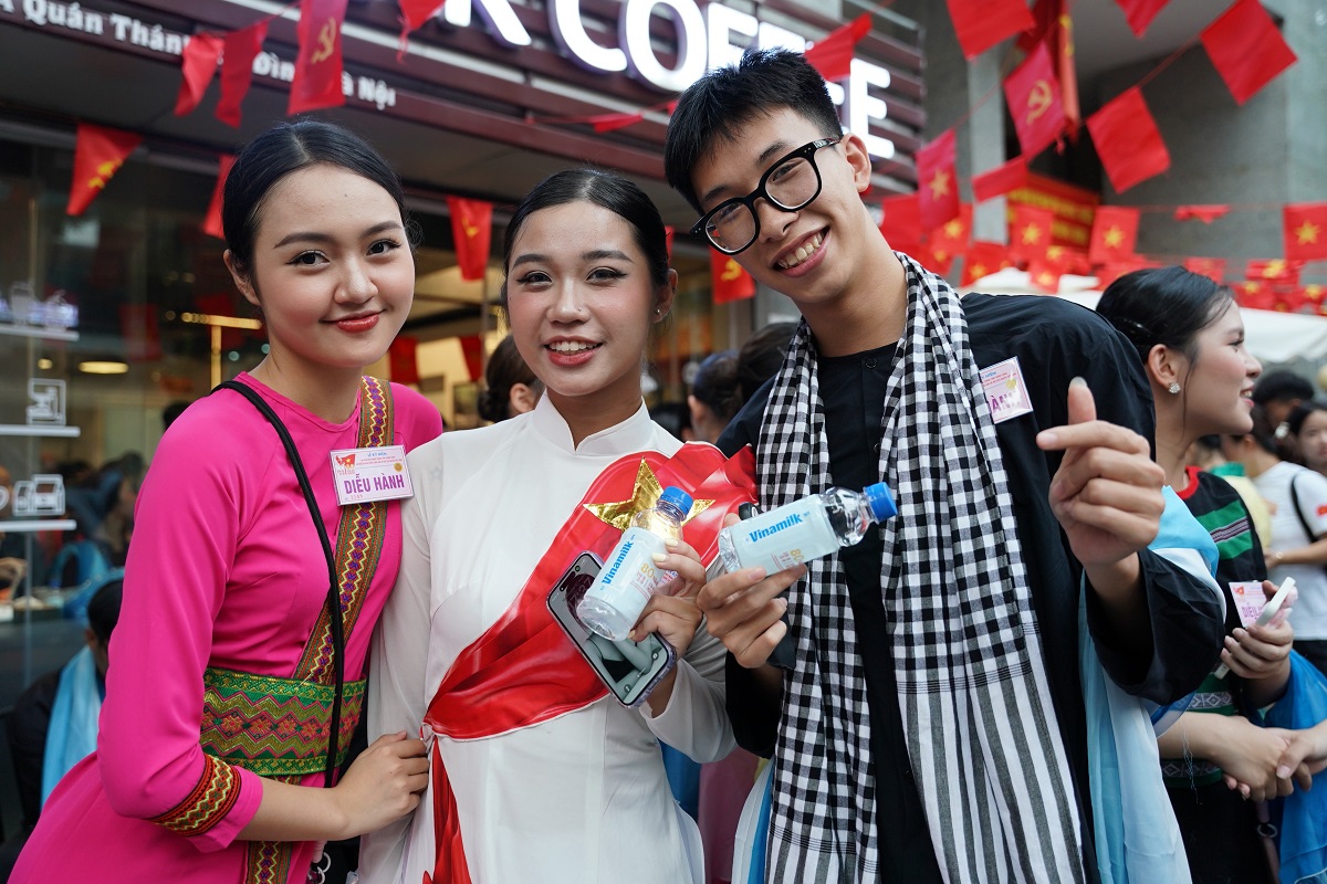 Giữa những ngày tập luyện miệt mài, các khối quần chúng và khối văn hóa – thể thao hào hứng đón nhận nguồn dinh dưỡng thiết thực từ Vinamilk. (Ảnh: Vi Nam)