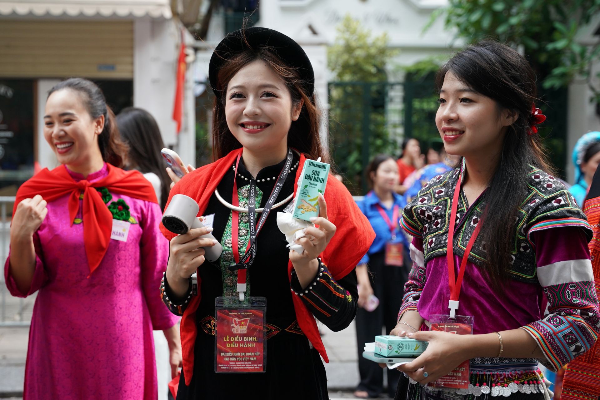 Những sản phẩm dinh dưỡng của Vinamilk góp phần mang đến những nụ cười cho các cô gái trẻ đại diện cho các dân tộc ở Việt Nam tham gia diễu hành. (Ảnh: Vi Nam)