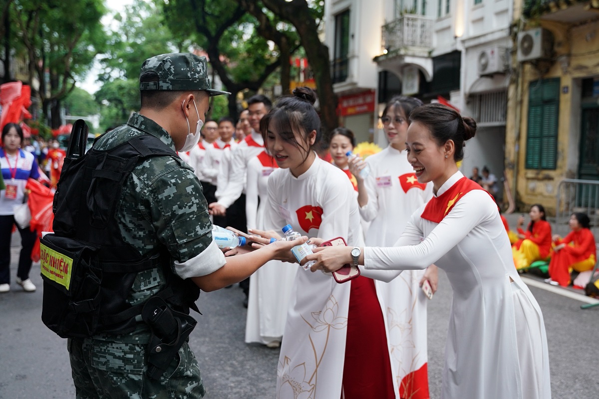 Tiếp nước giữa giờ làm nhiệm vụ. (Ảnh: Vi Nam)
